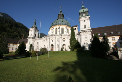 Blick vom Innenhof auf die Kirche